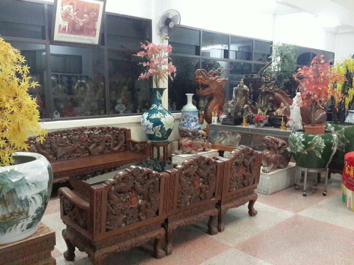 Thairungruang Hotel Сураттхани Экстерьер фото